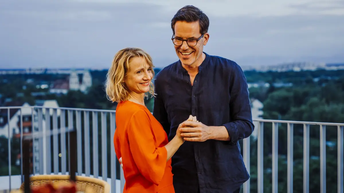 Viola (Christina Große) und Benno (Tim Bergmann) kommen sich näher.