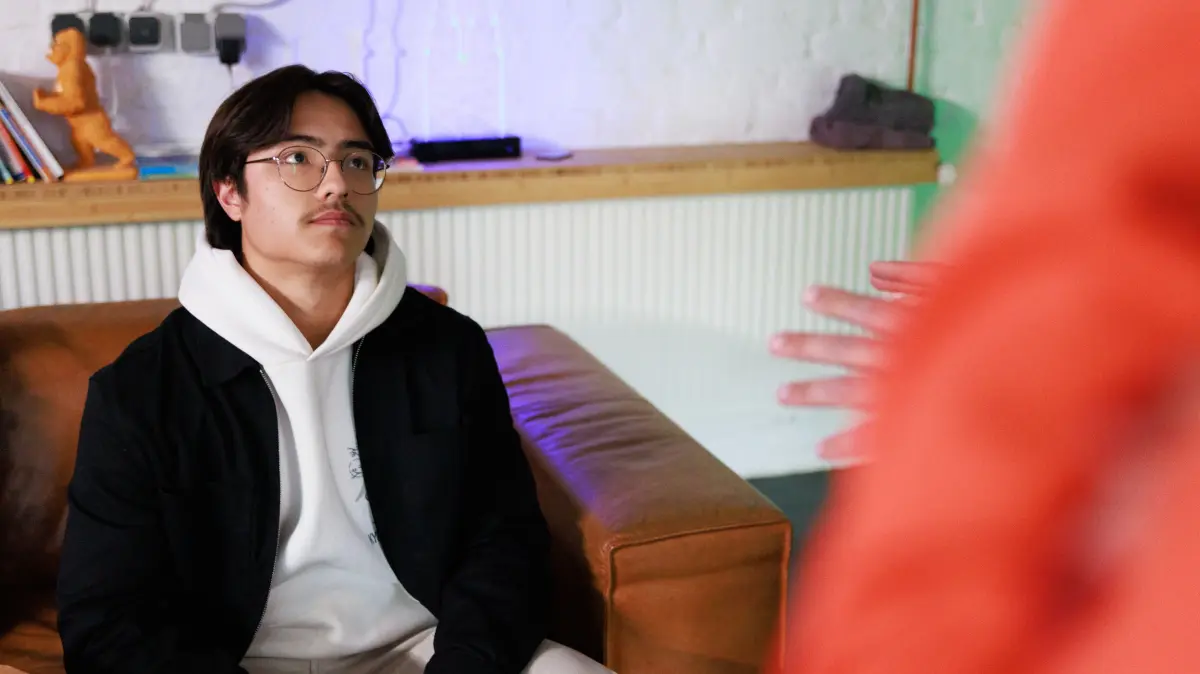 Taro (Cecil Schuster) kommt als 16-Jähriger in die Schillerallee.