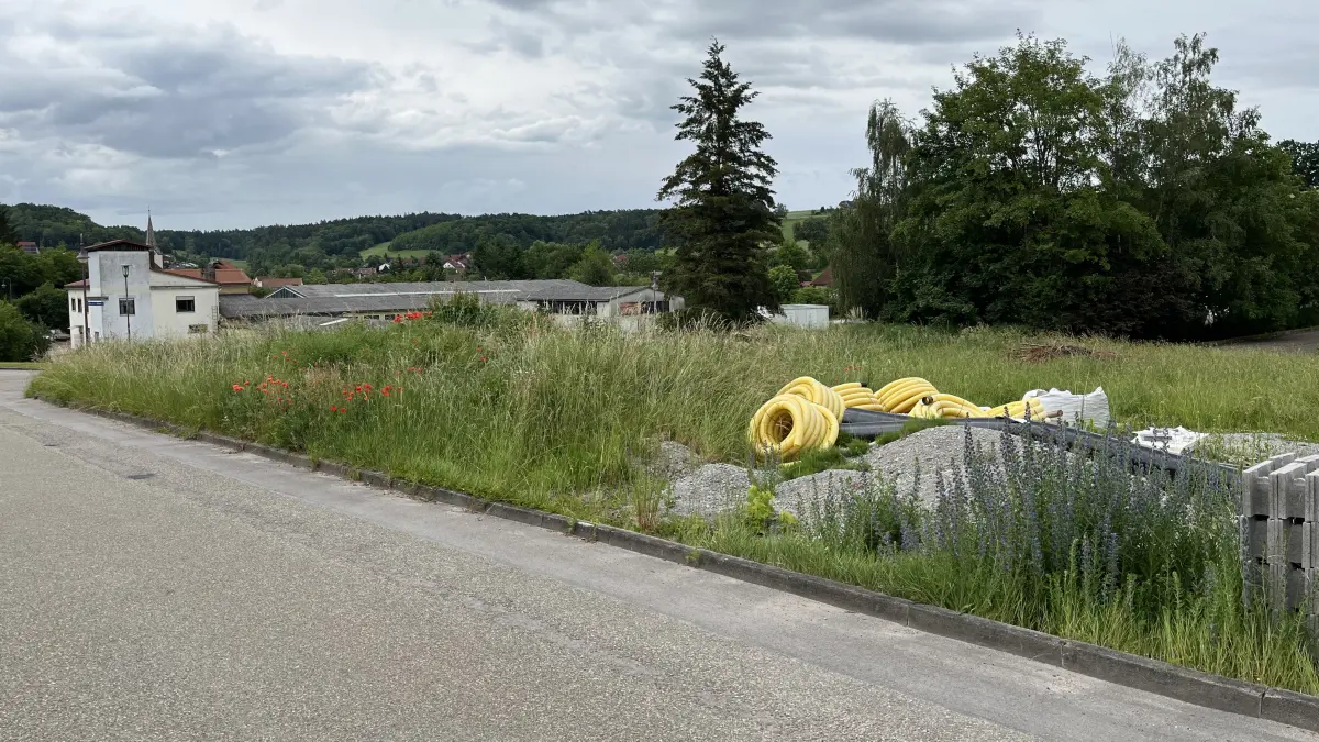 Blick auf die noch unbebaute Fläche im Imberger Weg 95/1 und 95/2. Auf dieser Seite entstehen die Eingänge des Gebäudes, außerdem zehn der insgesamt 30 Parkplätze.