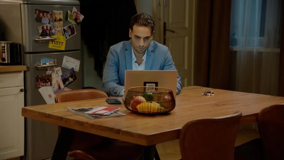 Nihat (Timur Ülker) muss schauen, wie er das Geld auftreibt.