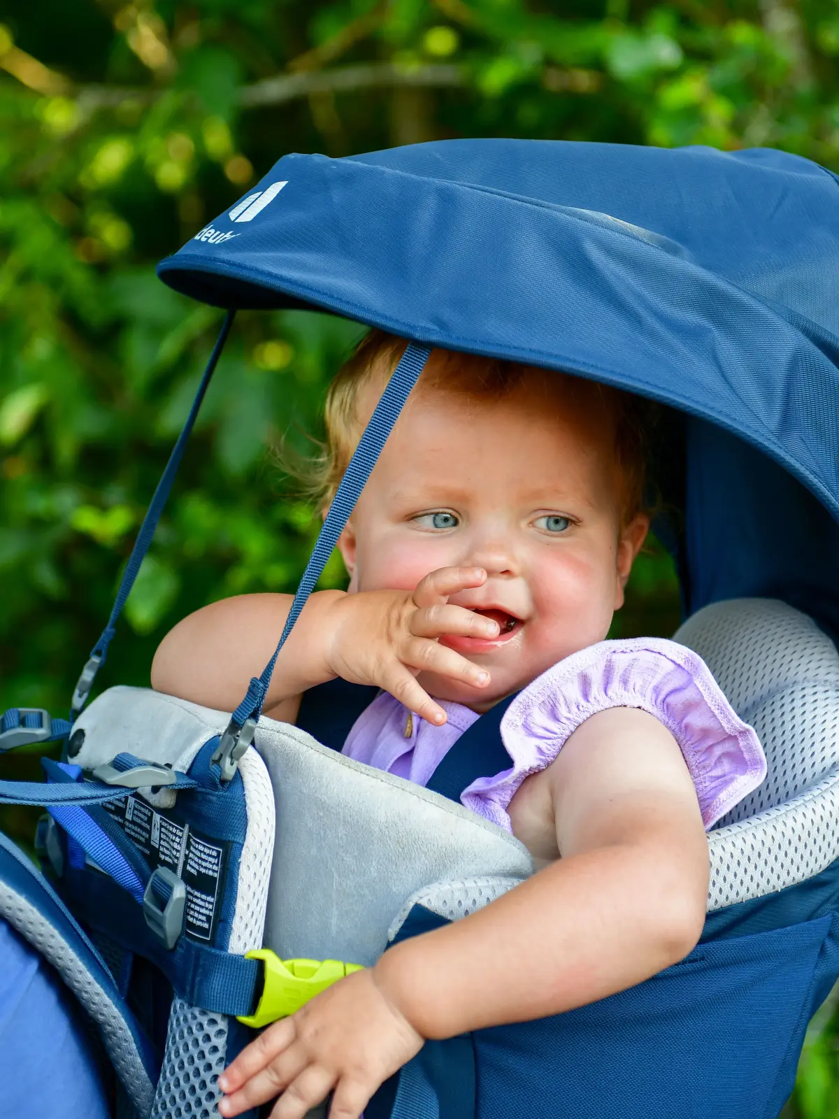 Huckepack auf Papas Rücken und gut beschattet lässt es sich hervorragend wandern, sogar viele Kilometer.