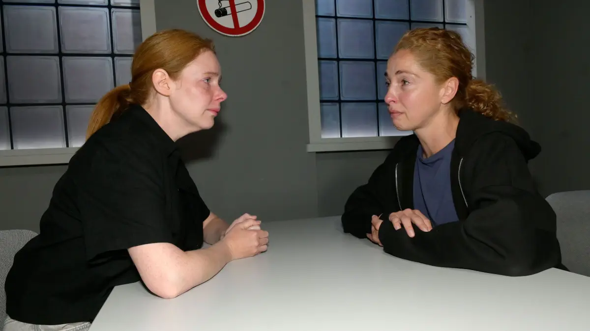Toni (Olivia Marei) rechnet eiskalt mit Nina (Maria Wedig) ab.