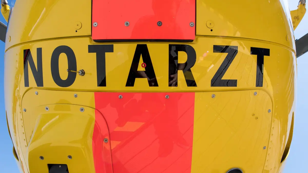 Rettungshubschrauber: ARCHIV - 18.04.2018, Rheinland-Pfalz, Mainz: Auf der Unterseite eines Rettungshubschraubers steht die Aufschrift "Notarzt". (zu dpa: «Zusammenprall mit Auto: E-Scooter-Fahrer schwer verletzt») Foto: Fabian Sommer/dpa +++ dpa-Bildfunk +++