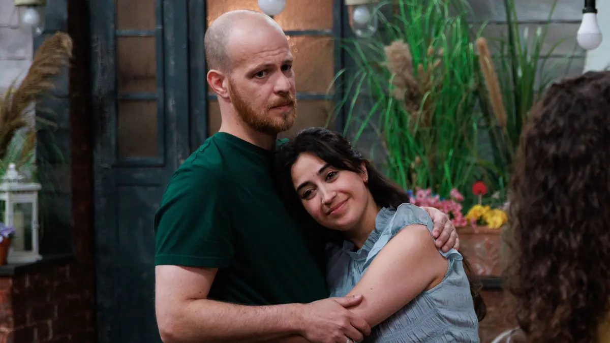 Tobias (Patrick Müller) trifft die Entscheidung, sich von Esma (Özge Delioglan) zu trennen.