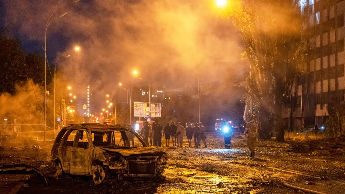 Ukraine-Krieg - Kiew: ARCHIV - 01.08.2026, Ukraine, Kiew: Nach einem russischen Raketenangriff ist ein ausgebranntes Auto zu sehen. (zu dpa: «Mindestens 15 Tote in und um Kiew durch russischen Angriff») Foto: Dan Bashakov/AP/dpa +++ dpa-Bildfunk +++