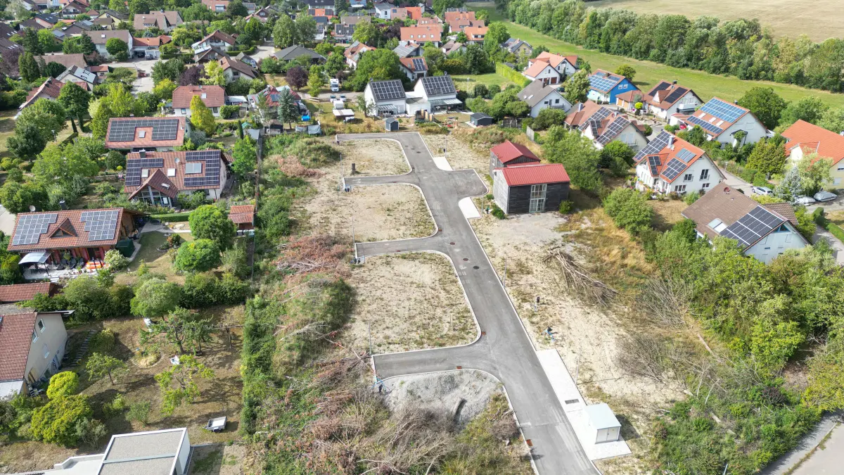 Die Fällung der Streuobstbäume auf dem ehemaligen Koziol-Areal in Kupfer wurde bereits vor rund eineinhalb Jahren durchgeführt. Die Bebauung der Erschließungsstraße sowie der Kanalisation erfolgte im Jahr 2025. Damals war der Bebauungsplan noch rechtskräftig.