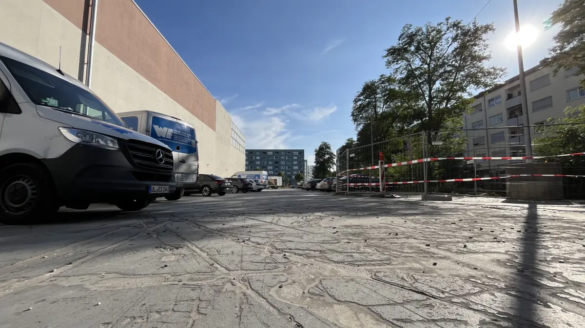 Auf dieser Fläche in Neu-Ulm (links die Glacis Galerie) stand bis 2019 ein Parkhaus. Dort könnte doch ein günstiger Nahversorger entstehen, lautet eine immer wieder vorgebrachte Idee.