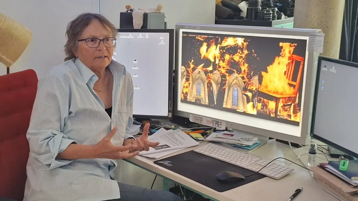 Sabine Weißinger von Casa Magica zeigt die Animation des Brandes in der Marienkirche auf dem Computer. Mit ihr arbeiten Friedrich Förster (ebenfalls Casa Magica) und Kirchen-Kantor Torsten Wille am Projekt mit.