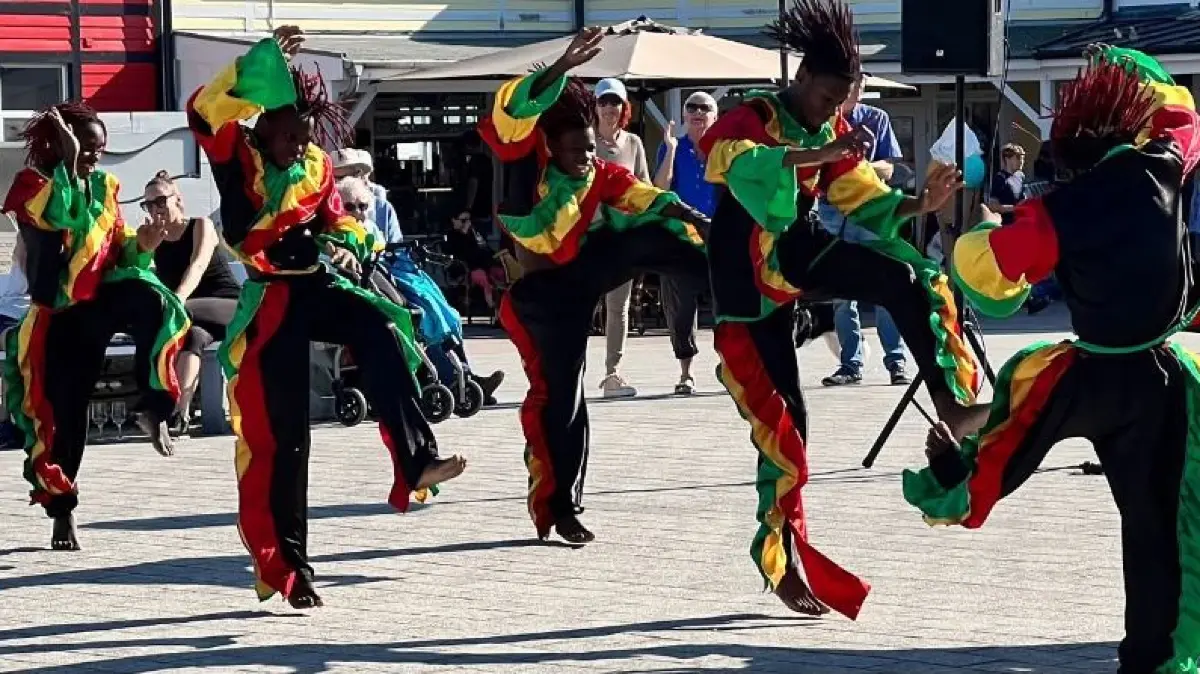 Die unterschiedlichsten Kulturen präsentieren sich auf dem Festplatz.