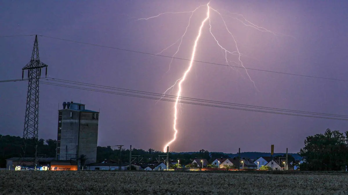 Wetter in Baden-Württemberg: 04.08.2026, Baden-Württemberg, Dornstadt: Ein Blitz erhellt bei einem abendlichen Sommergewitter den Himmel über Dornstadt. Foto: Alexander Wolf/onw-images/dpa +++ dpa-Bildfunk +++