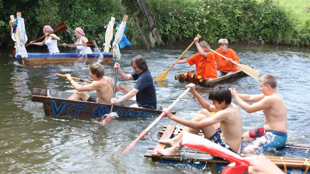Sommerfest Dorfjugend Hausen 1 bis 7: Dorfjugend Hausen, Sommerfest, Zuberrennen auf der Rot, auf die Plätze, fertig, los! Es war gar nicht so leicht, das fahrbare Objekt in Startposistion zu bringen, geschweige denn auf Kurs zu halten