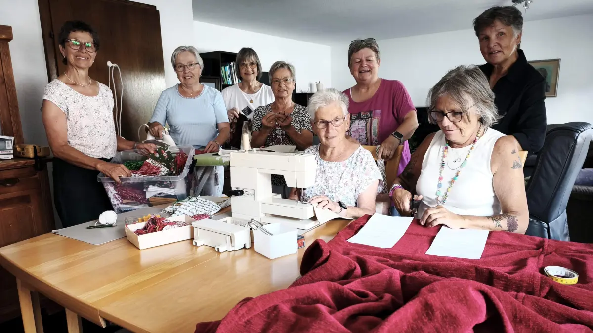 Die Bitzer Strickfrauen sind auch im Hochsommer im vollen Einsatz.