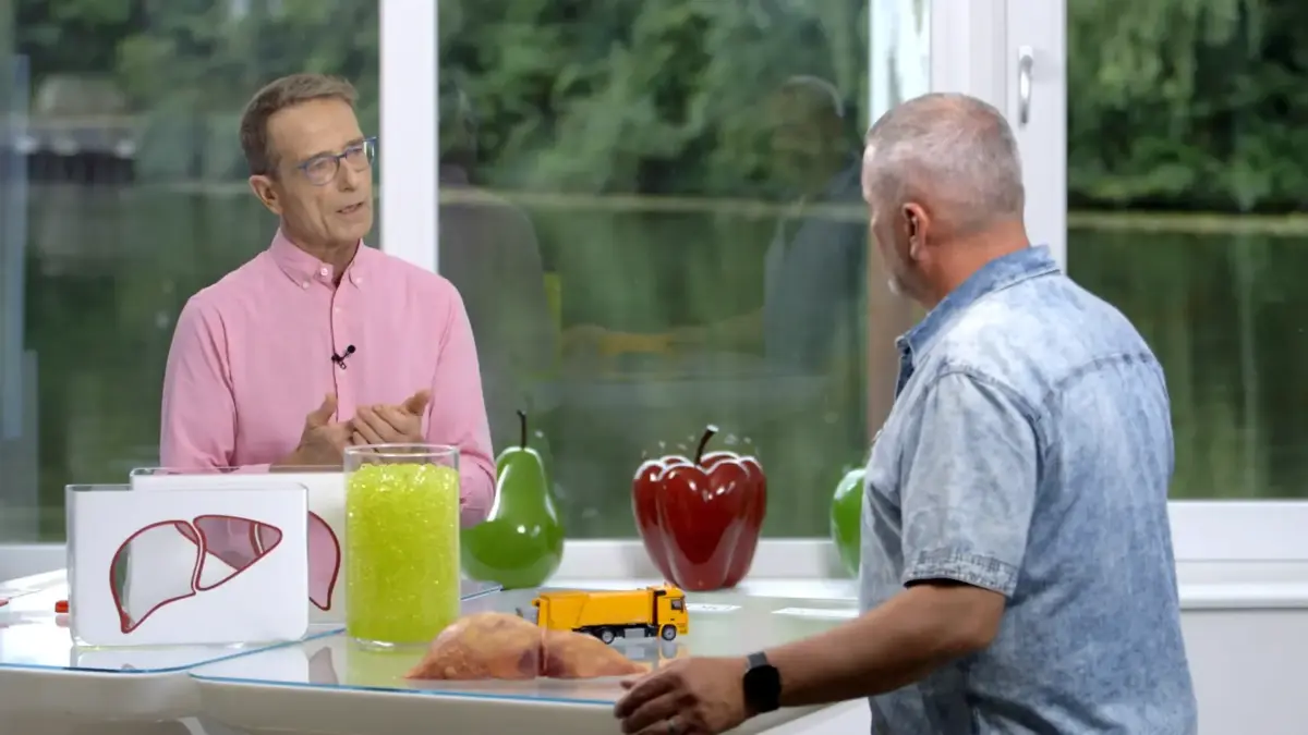 Doc Riedl zeigt Uwe B., wie viel Fett sich bereits in seiner Leber eingelagert hat.