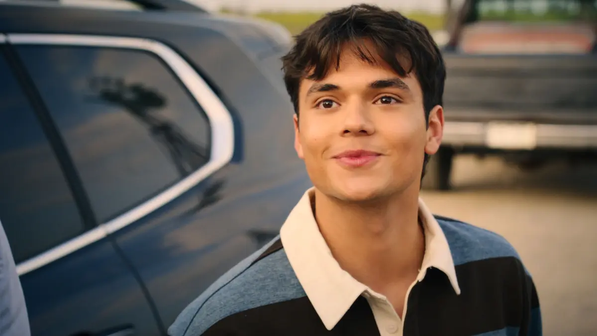 Naveen Paddock spielt Elliot in der dritten Ich und die Walter Boys-Staffel.