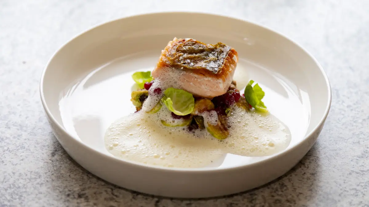 Immer eine gute Idee und schön leicht, wenn es draußen heiß wird: Fisch, hier ist es Lachs, mit Gemüse. In Annecy pflegen (Hobby)-Köche das Crossover mit Asien und tauchen das Filet in Kokossoße