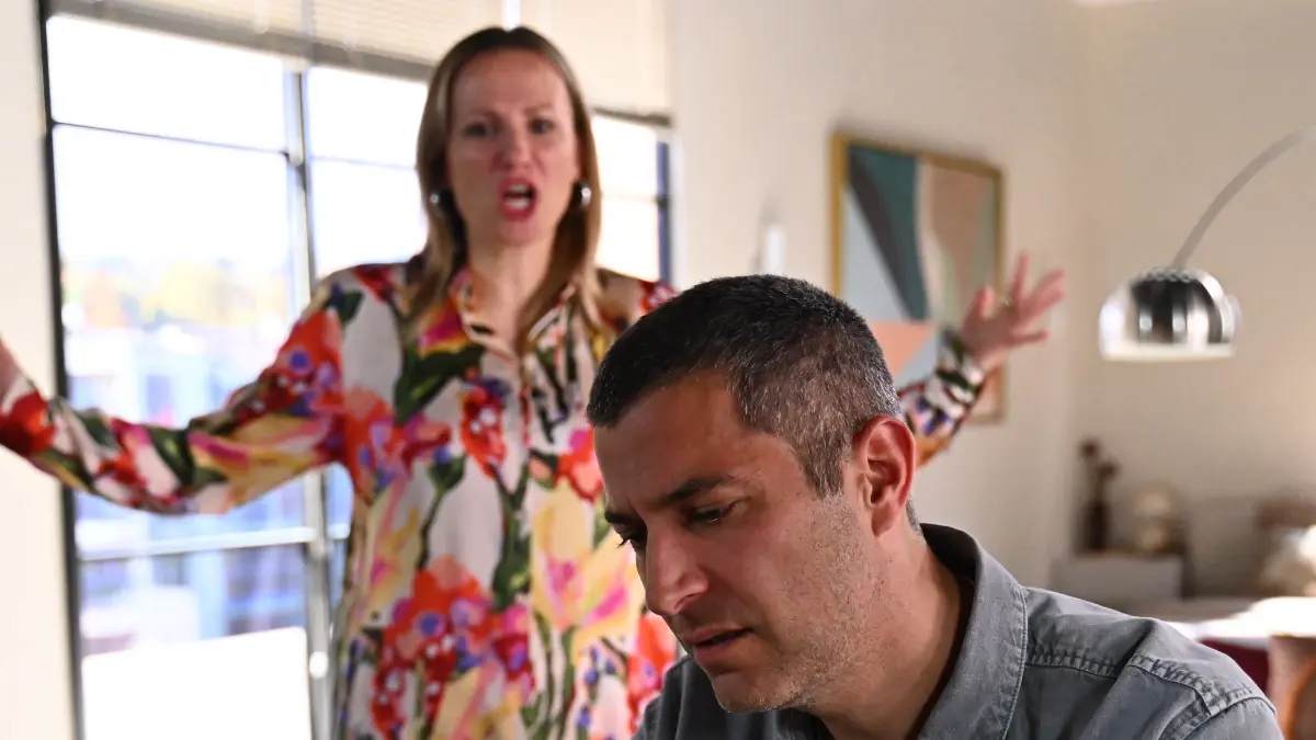 Dragan Petrovic (Florian Thunemann) muss befürchten, Isabelle Reichenbach (Ania Niedieck) für immer verloren zu haben.