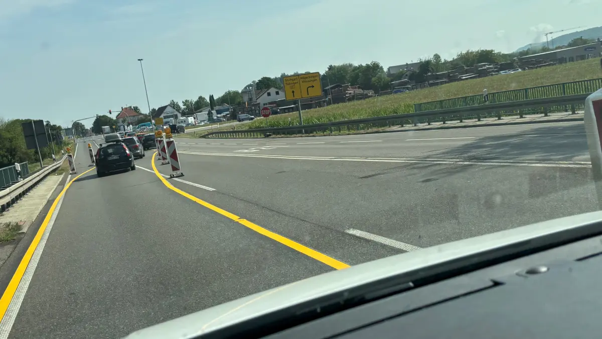 Ofterdingen, wir kommen! Die Fahrbahnerneuerung der B27 im Steinlachtal ist im Zeitplan, hat das Regierungspräsidium Tübingen vermeldet. Das liest man gern als geplagter Umleitungsfahrer.