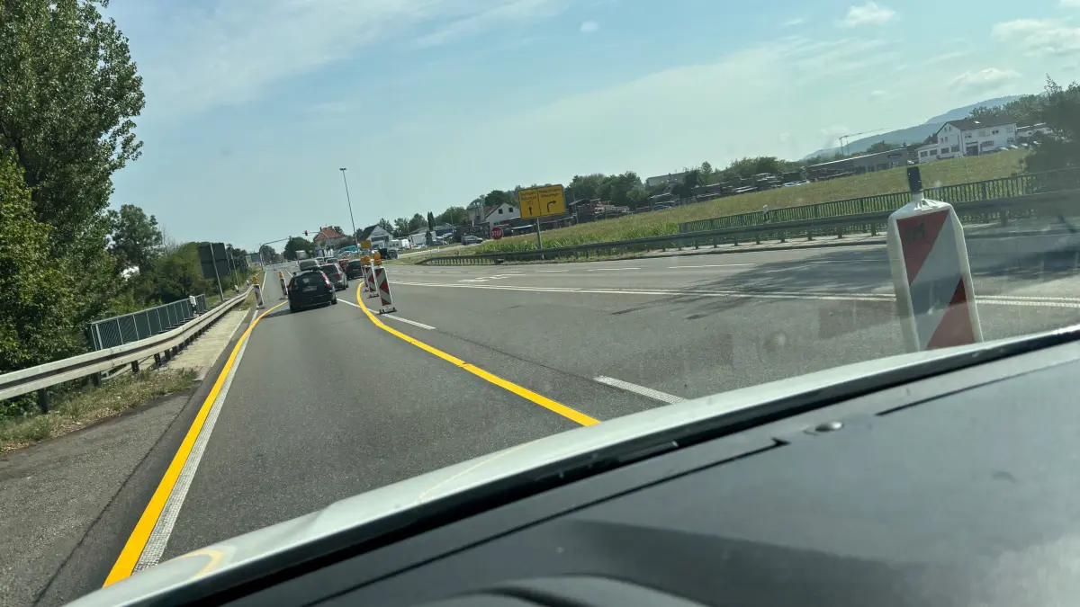Ofterdingen, wir kommen! Die Fahrbahnerneuerung der B27 im Steinlachtal ist im Zeitplan, hat das Regierungspräsidium Tübingen vermeldet. Das liest man gern als geplagter Umleitungsfahrer.
