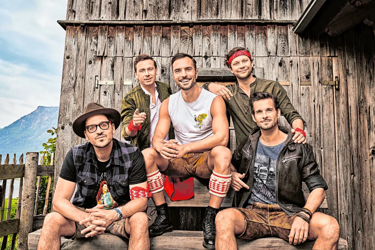 Die Mountain Crew sorgt am Samstag für Partystimmung im Festzelt. ⇥Foto: PG Studios