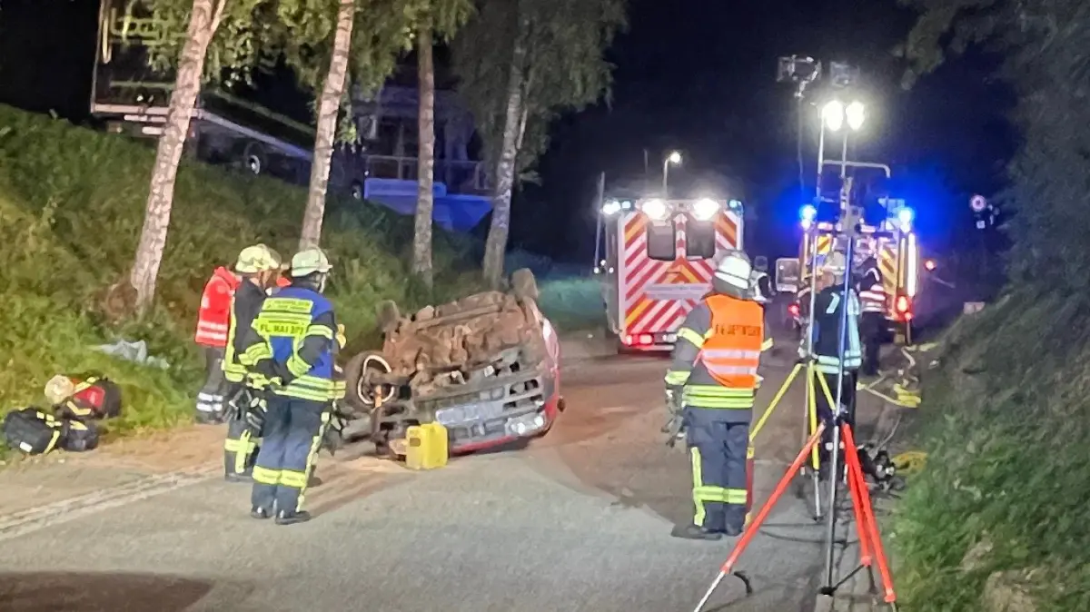 Der Unfall im August 2026 mitten in der Nacht in Bad Imnau löste einen größeren Feuerwehreinsatz aus.