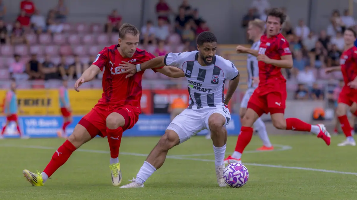 Toto-Pokal - Bayerischer Landespokal - 2026/2027 - 2. Hauptrunde - FC Memmingen gegen FC Ingolstadt 04: Memmingen, Deutschland 03. August 2026: Toto-Pokal - Bayerischer Landespokal - 2026/2027 - 2. Hauptrunde - FC Memmingen gegen FC Ingolstadt 04 Im Bild: v. li. im Zweikampf Max Zeller FCM und Keanan Bennetts FCI e-con ArenaPark Bayern *** Memmingen, Germany, August 3, 2026 Toto Cup, Bavarian State Cup 20262027, Round 2: FC Memmingen vs. FC Ingolstadt 04. Pictured, from left, in a tackle: Max Zeller FCM and Keanan Bennetts FCI at ArenaPark Bayern. Copyright: xFotostandx/xSchäferx