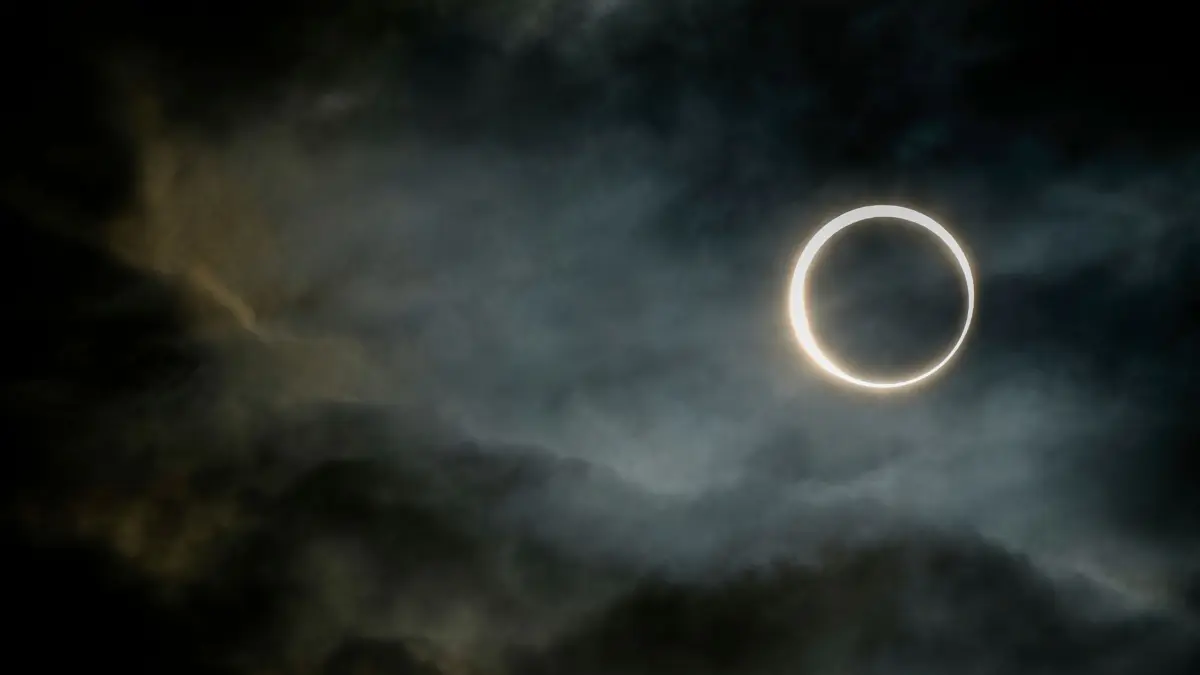 Sonnenfinsternis: ARCHIV - 02.10.2024, Argentinien, Puerto San Julian: Der Mond schiebt sich während einer ringförmigen Sonnenfinsternis in Puerto San Julian an der Sonne vorbei.
In Spanien kann man die totale Sonnenfinsternis sehen. (zu dpa: «Sonnenfinsternis 2026: Zehn Tipps für Baden-Württemberg») Foto: Natacha Pisarenko/AP/dpa +++ dpa-Bildfunk +++