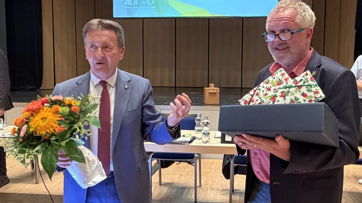 Albstadts Oberbürgermeister Roland Tralmer verabschiedet den Leiter des Rechnungsprüfungsamtes Frank Märkle (rechts) in den Ruhestand.
