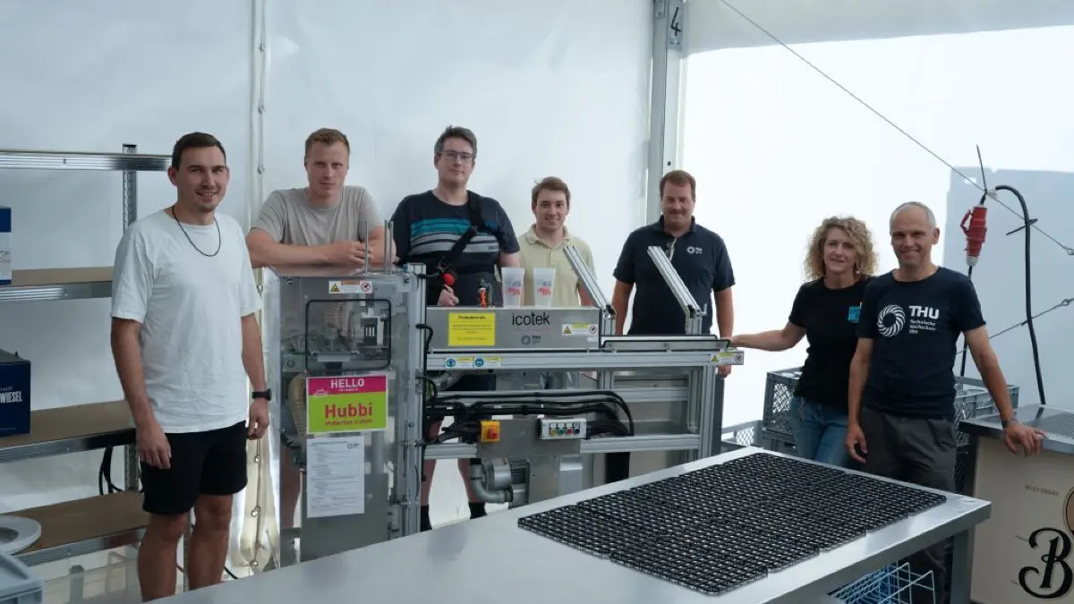 THU Studenten Bechertrocknungsmaschine