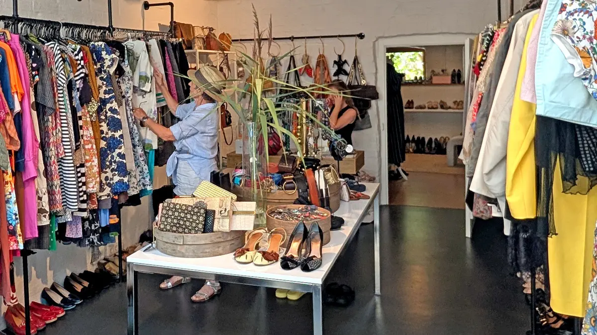 „Greta - Slow Fashion“ in der Salzstadelgasse in Tübingen: Jana Chrobok (hinten) kümmert sich um ihren Online-Shop, während eine Stammkundin im Laden nach schönen Kleidern stöbert.