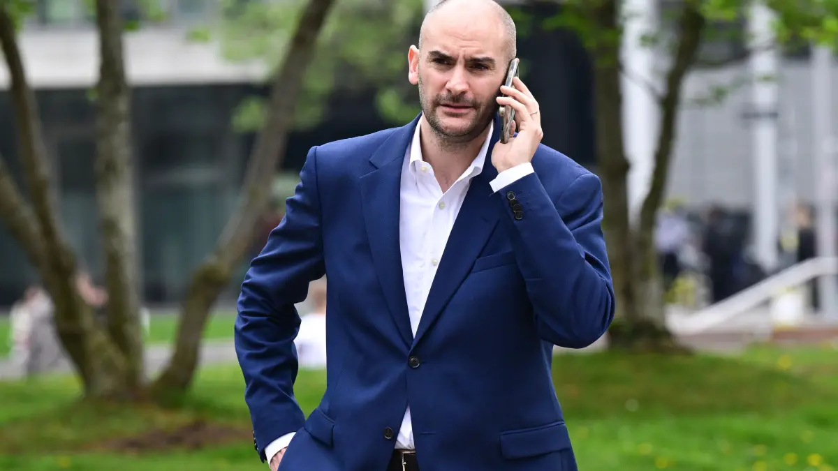 15.04.2026, Baden-Württemberg, Stuttgart: Danyal Bayaz (Bündnis 90/Die Grünen), Finanzminister von Baden-Württemberg, geht in die Sparkassenakademie zu den beginnenden Koalitionsverhandlungen zwischen Grünen und CDU. Foto: Bernd Weißbrod/dpa +++ dpa-Bildfunk +++