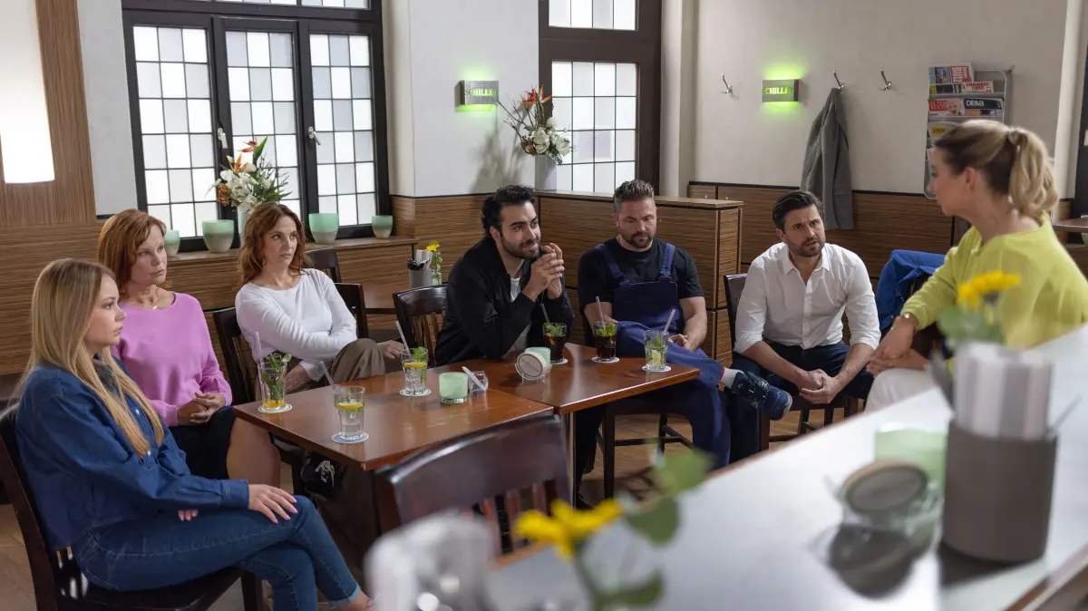 Ute (Isabell Hertel, r.) konfrontiert die Schilleralleeler mit der Hiobsbotschaft. Von links: Ronja (Theresa Traser), Irene (Petra Blossey), Anna (Marie Zielcke), Baris (Metehan Demiröz), Bambi (Ben Heinrich), Paco (Milos Vukovic)