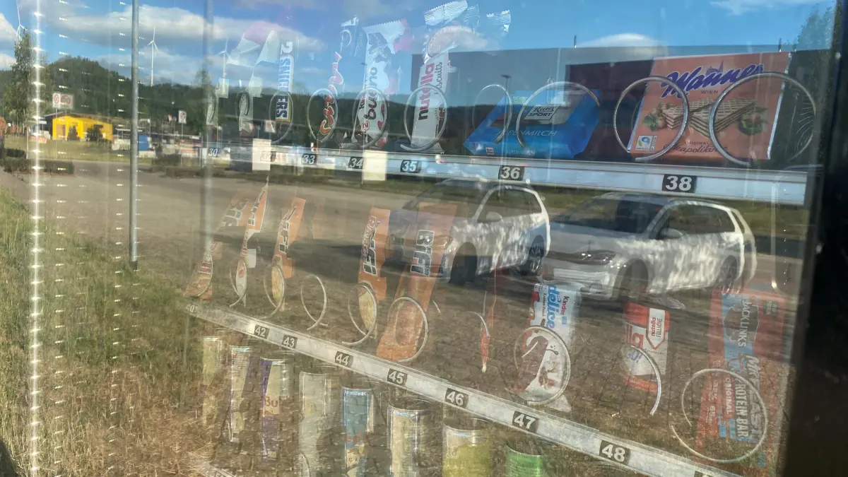 Der Automat im Gewerbegebiet Müsnter wurde aufgebrochen.