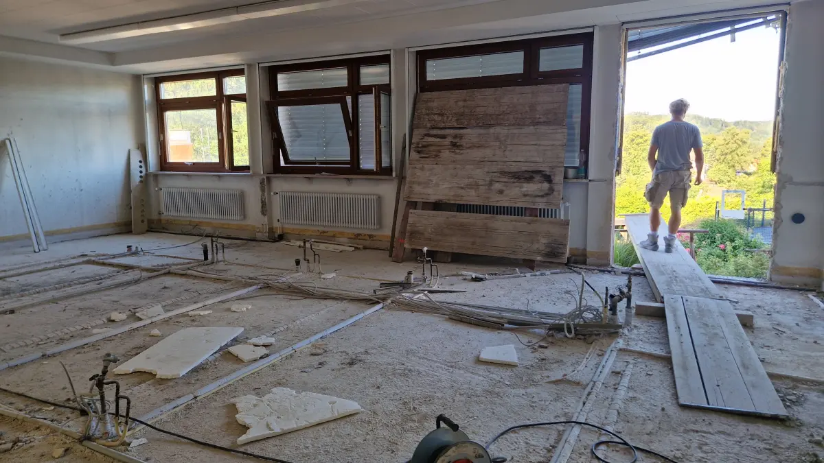 Die Firma Berroth hat mit den Arbeiten im Untergeschoss der Kochertal-Grundschule in Sulzbach-Laufen begonnen. Dort zieht eine Krippengrupp edes benachbarten Kindergartens ein. Das Foto zeigt den Raum, in dem die Kinder essen und spielen werden. Weil ein zweiter Fluchtweg benötigt wird, wurde die Wand in Richtung Kindergarten durchgebrochen. Dort wird ein Treppenturm errichtet, der bis ins oberste Stockwerk der Grundschule reicht. Weiterhin entstehen Personal- und Besprechungsräume, Lagerfläche und Sanitärräume. Auch ein Außenbereich für die Krippenkinder wird neu angelegt.