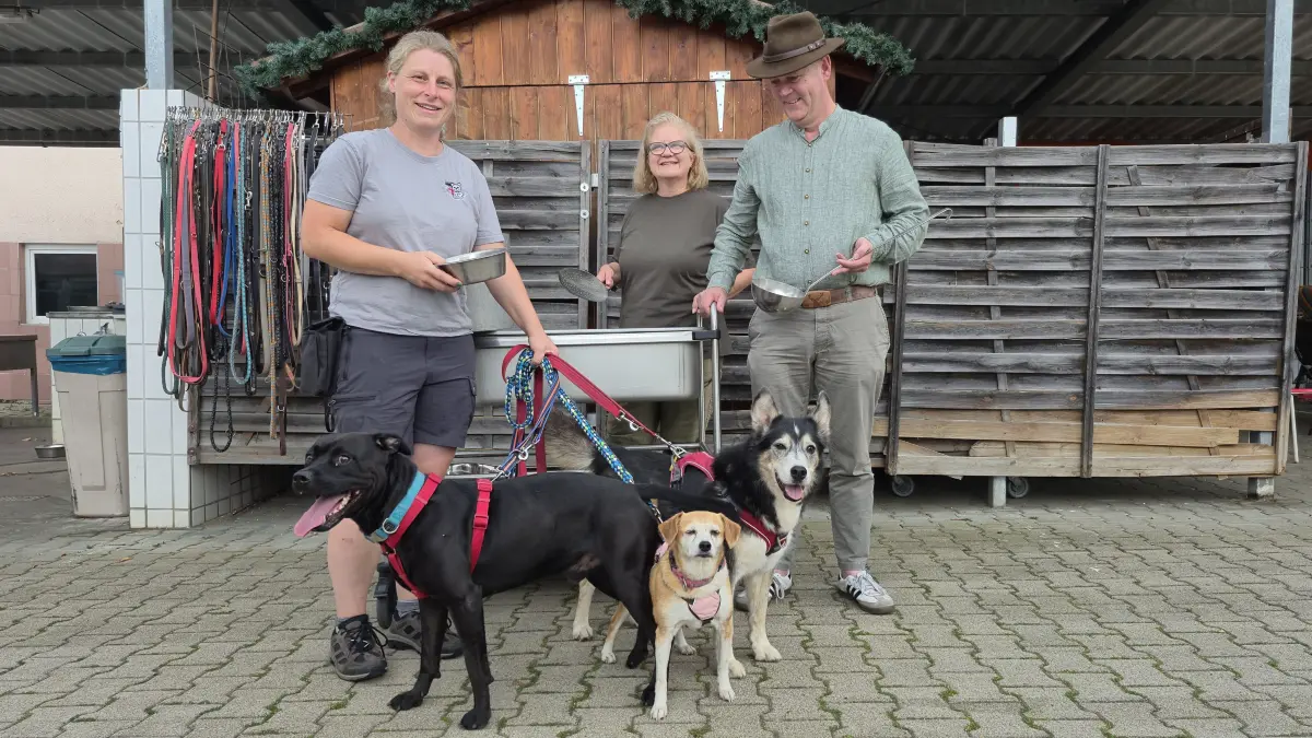 Die Kreisjägervereinigung Reutlingen möchte Unfallwild zukünftig an das Tierheim Reutlingen übergeben. Hier soll es dann als Futter, hauptsächlich für die Hunde dienen. Tierpflegerin Nina Herzog, Jägerin Sandra Weiß und Kreisjägermeister Marc Weiß freuen sich schon auf die Zusammenarbeit.