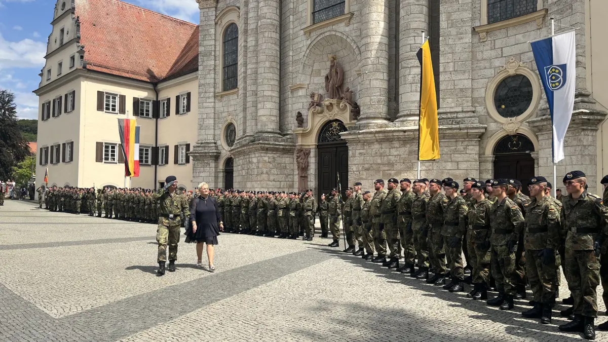 Feierliches Gelöbnis in Zwiefalten. Ein Moment des militärischen Zeremoniells: Oberstleutnant Chris Weißbrodt und Bürgermeisterin Alexandra Hepp schreiten die Formation der Rekrutinnen und Rekruten ab.