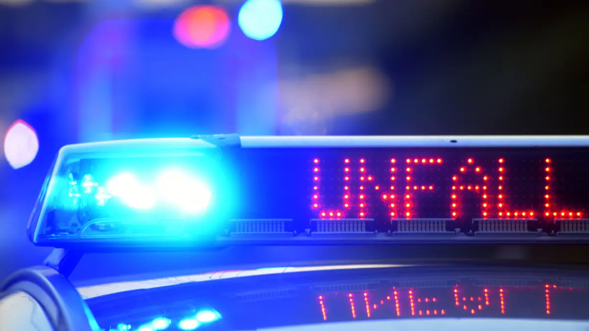ARCHIV - 11.06.2017, Bayern, Günzburg: Auf einem Polizeifahrzeug warnt eine Leuchtschrift vor einer Unfallstelle. (zu dpa: «Motorradfahrer gerät tödlich in Gegenverkehr») Foto: Stefan Puchner/dpa +++ dpa-Bildfunk +++