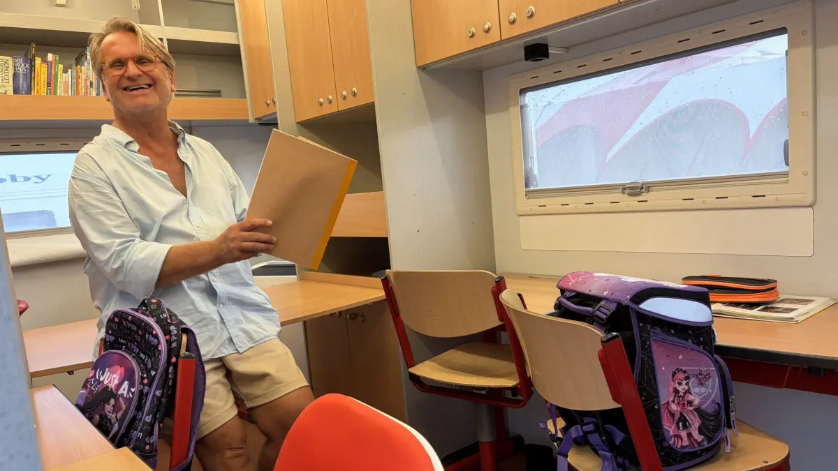 Ein kleineres Klassenzimmer kann man sich kaum vorstellen - mit Blick auf ein Zirkuszelt