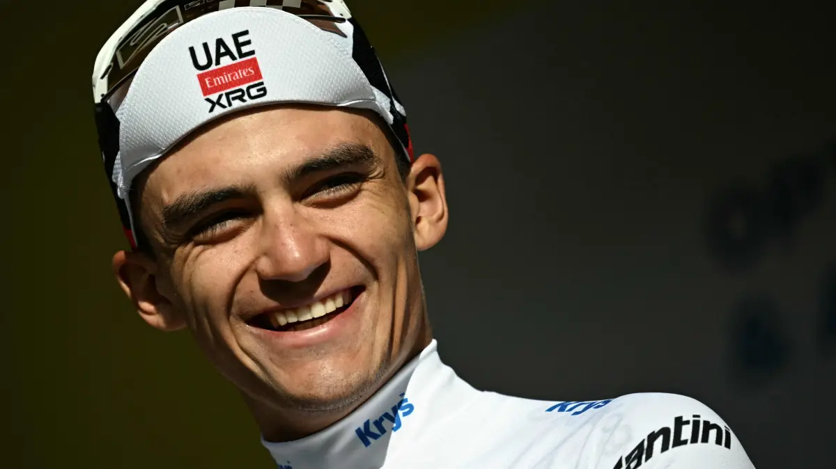 FILES-CYCLING-UAE: (FILES) UAE Team Emirates - XRG's Mexican rider Isaac Del Toro celebrates on the podium with the best young rider's white jersey after the 18th stage of the 113th edition of the Tour de France cycling race, 185,2 km between Voiron and Orcières-Merlette in the French Alps, on July 23, 2026. Mexican cyclist Isaac Del Toro, who finished third in the last Tour de France at the age of just 22, has extended his contract with UAE until 2031, the UAE-based team announced on August 6, 2026. (Photo by Loic VENANCE / AFP)