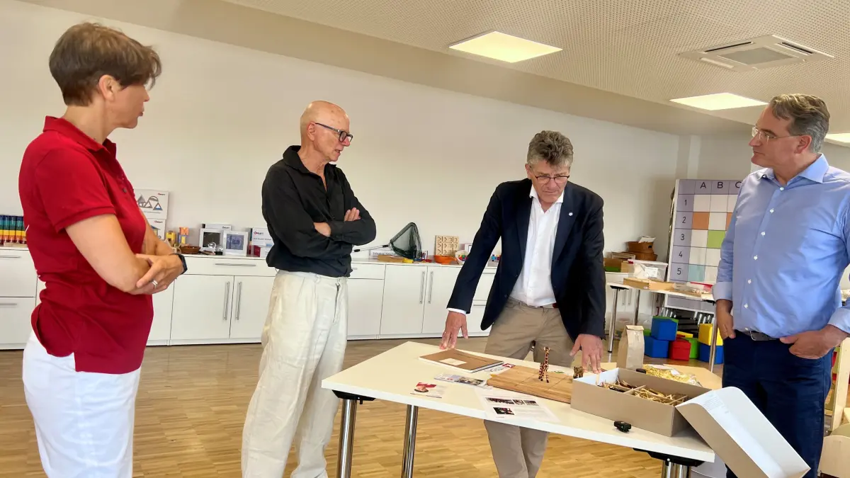 Landesbischof Gohl mit Pfarrer Ulrich Hermann sowie den Gastgebern Suse und Ranko Kraft in den Räumen der Familie Kraft in Kirchberg