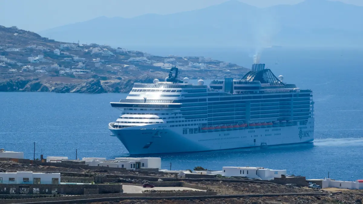 Auf der MSC Divina sorgten falsche Durchsagen über den Kontrollverlust des Kapitäns für Aufregung. Sechs Männer stehen wegen eines mutmaßlichen IT-Zugriffs und Fehlalarms im Fokus der Ermittlungen.