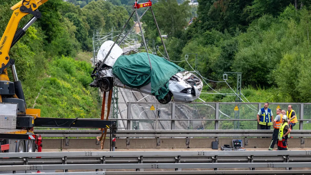 Tödlicher Unfall auf der Autobahn 3 in der Oberpfalz: 06.08.2026, Bayern, Nittendorf: Ein Auto wird nach einem Unfall auf der Autobahn 3 (A3) bei Regensburg geborgen. Drei Menschen sind bei einem schweren Unfall auf der Autobahn 3 in der Oberpfalz ums Leben gekommen, als ihr Wagen von der Fahrbahn abkam und auf eine Bahnstrecke geriet. Foto: Armin Weigel/dpa +++ dpa-Bildfunk +++