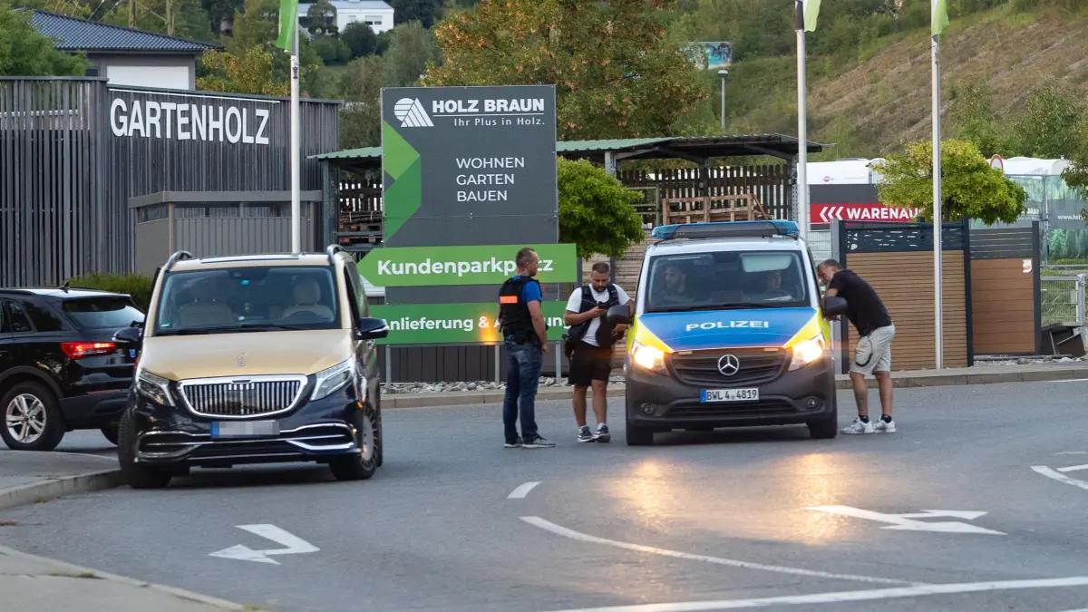Blaulicht: Polizeiensatz beim der Lidl Filiale Pfullinger Str. 2 in Eningen uter Achalm, nach Schussen, 05.08.2026,: Blaulicht: Polizeiensatz beim der Lidl Filiale Pfullinger Str. 2 in Eningen uter Achalm, nach Schussen, 05.08.2026, Angeschossene V-Klasse. Schuss ist unten auf Frontglasscheibe
DROFITSCH/EIBNER