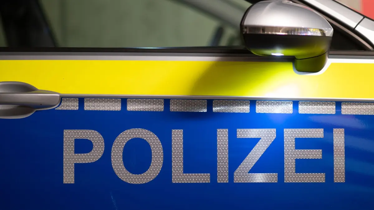 Polizeiauto: ARCHIV - 18.01.2024, Sachsen, Dresden: Das Wort Polizei ist auf der Tür eines Polizeiautos zu lesen. (zu dpa: «A38 nach Autounfall bei Roßla voll gesperrt - drei Verletzte») Foto: Robert Michael/dpa +++ dpa-Bildfunk +++