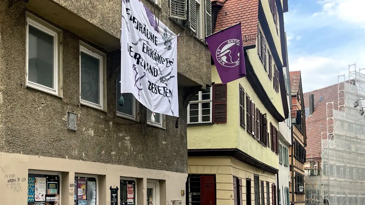 Besetzes Haus in der Kronenstraße 3 in Tübingen (links im Vorderrund). Im Hintergrund ein Altstadtgebäude, das gerade saniert wird.