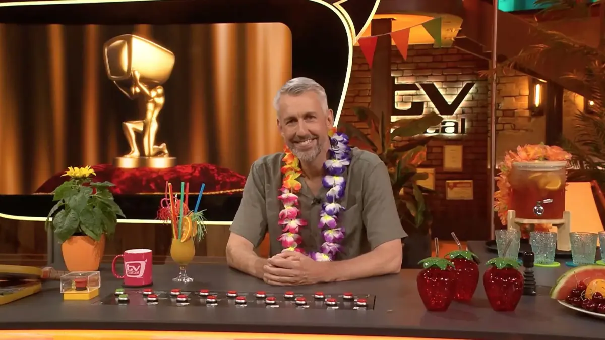 Sebastian Pufpaff kehrt sommerlich aus der Sommerpause zurück.