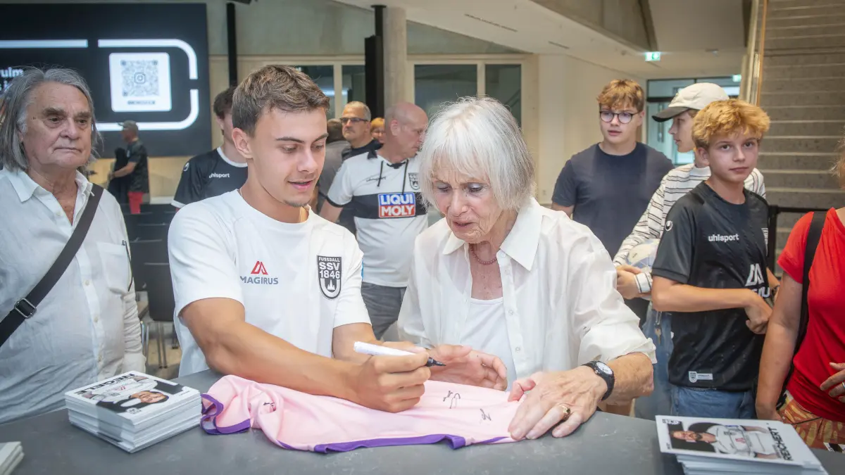 Spatzenfunk live: Daniel Jungwirth, Cheftrainer des SSV Ulm 1846 Fußball, war vor Regionalliga-Auftakt zu Gast im neuen Medienhaus der SÜDWEST PRESSE und stellte sich den Fragen der SWP-Sportreporter Nadine Vogt und Elias Hoffmann.
