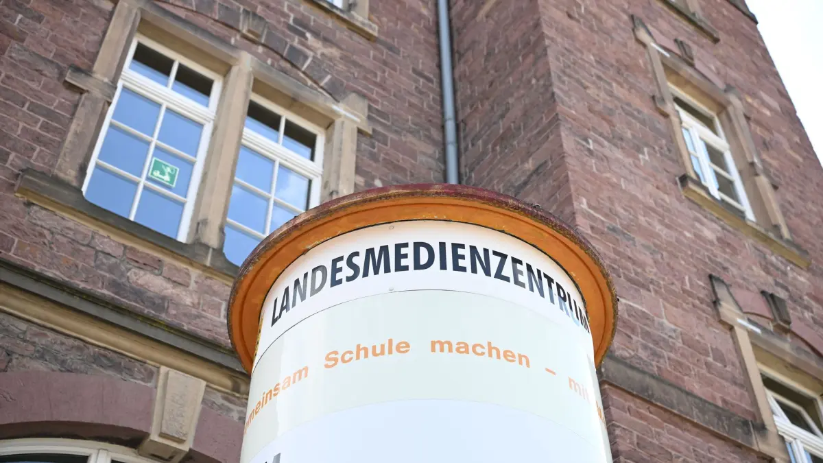 ARCHIV - 15.07.2026, Baden-Württemberg, Karlsruhe: Außenaufnahme des Landesmedienzentrums Baden-Württemberg am Standort Karlsruhe. (zu dpa: «Wo das Land aus Sicht des Rechnungshofs sparen kann») Foto: Uli Deck/dpa +++ dpa-Bildfunk +++