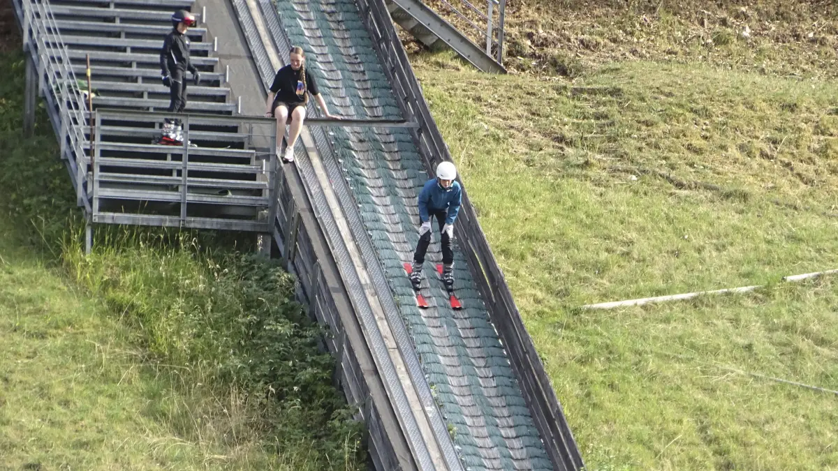 SdV - Sommer der Verführungen am 4.8.2026 beim Skiclub Wiesensteig, Skispringen auf der Mattenschanze - Miko (13) Nübling aus Laichingen wagte den Sprung von ganz oben und meisterte Flug und Landung in exzellenter Weise.