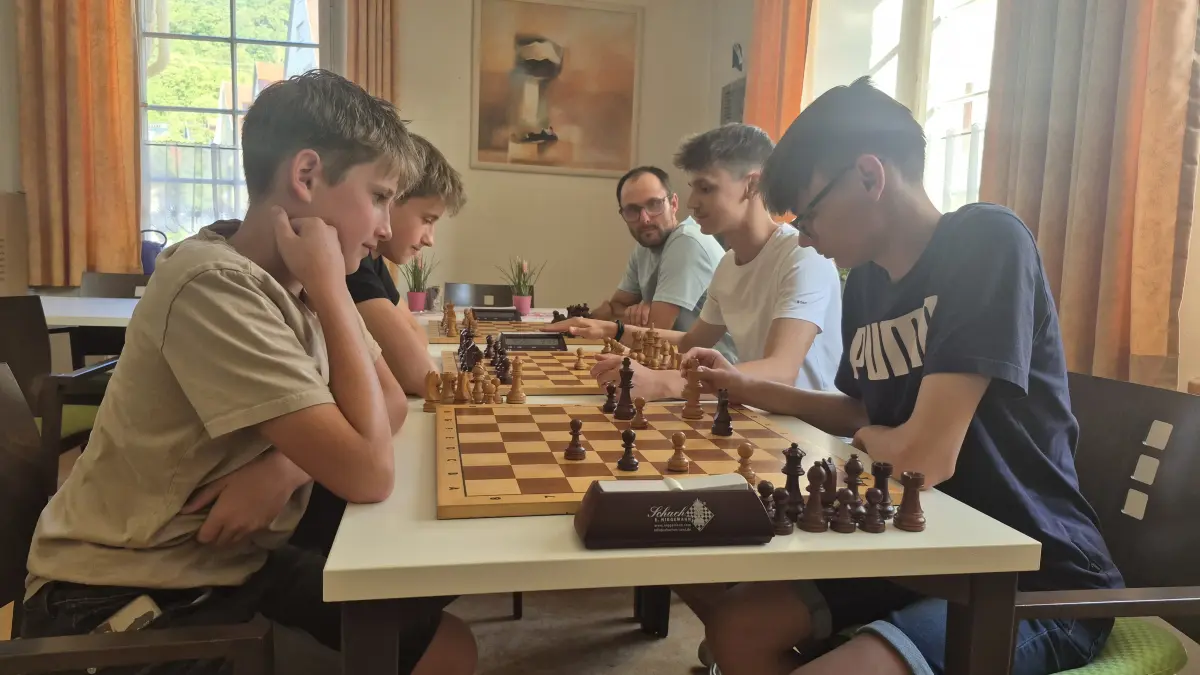 Die Jugendmannschaft des Schachclubs Bad Urach übt fleißig unter den Augen von Jugendleiter Philip Klaß (hinten rechts). Ab September gehen Kevin Gokesch, Dennis Gokesch, Frederik Leibfarth und Henry Leibfarth in der B-Klasse an den Start.