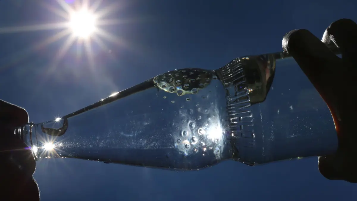Erfrischung im Hitze-Sommer: ARCHIV - 24.06.2019, Bayern, Kempten: Eine Frau trinkt im Sonnenschein aus einer Flasche sprudelndes Mineralwasser. (zu dpa: «RKI: Schon etwa 1.290 Hitzetote in Bayern») Foto: Karl-Josef Hildenbrand/dpa +++ dpa-Bildfunk +++